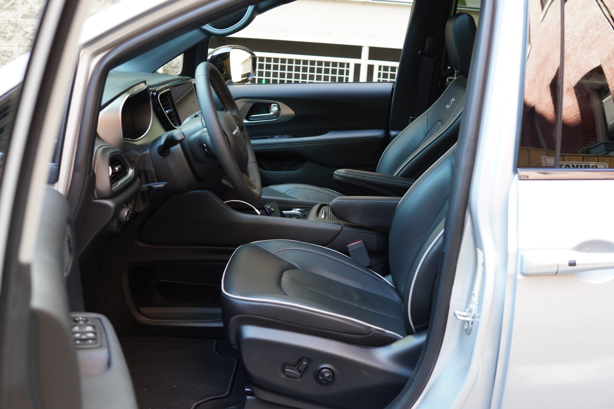 2024 Chrysler Pacifica Hybrid front seats