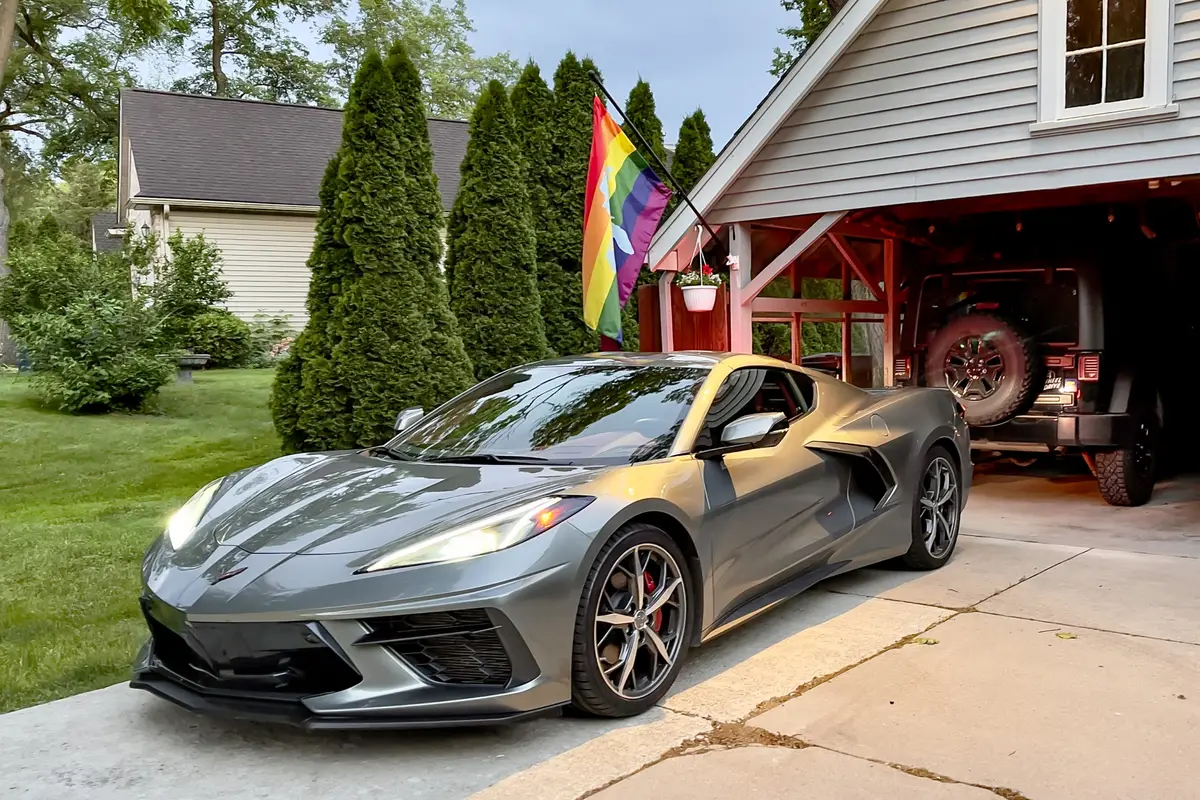 chevrolet corvette stingray 2022 01 exterior front angle scaled 1